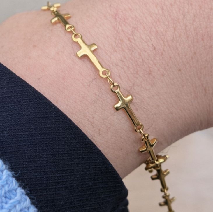 bracelet aux croix dorées